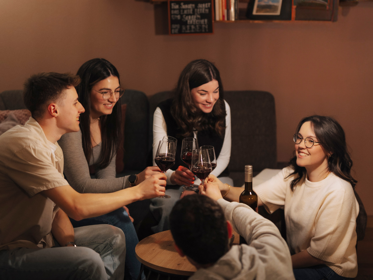 Freunde stoßen mit Rotwein an