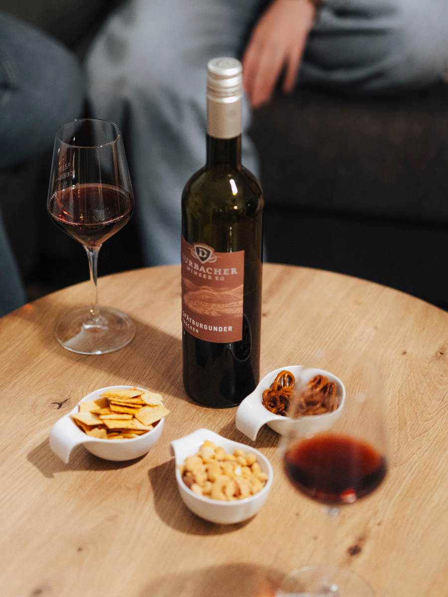 Rotwein mit Snacks