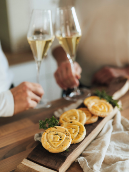 Durbacher Kekse und Sektgläser die anstoßen